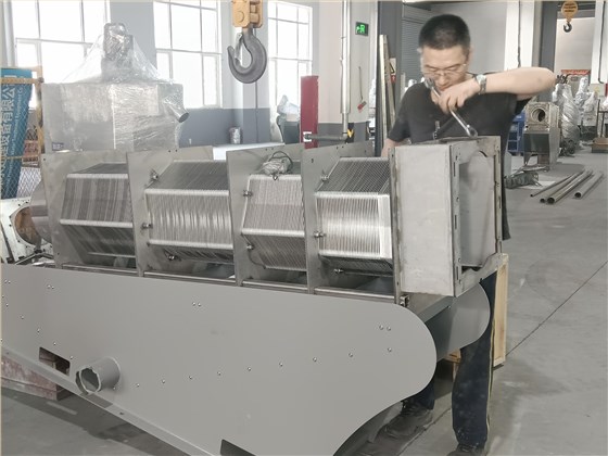 疊螺壓泥機(1) 疊螺壓泥機(1)