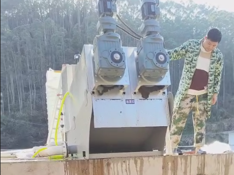 廣東河源養豬場疊螺機402案例分析